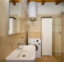 4 bedroom villa bedroom with pool, Svetvinčenat, Istria, sleeps 8